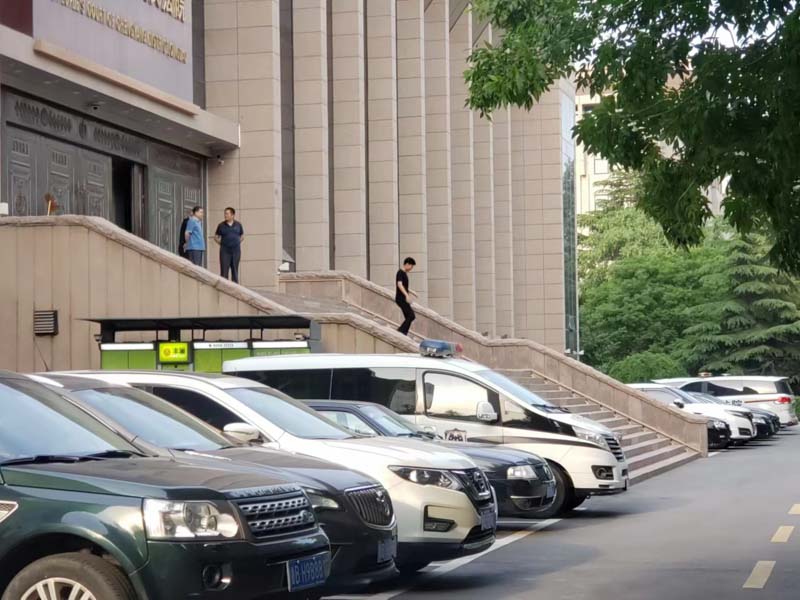 當(dāng)合法建造的養(yǎng)殖場(chǎng)被強(qiáng)制拆遷后怎么辦？崇明律師：可以要求這些賠償